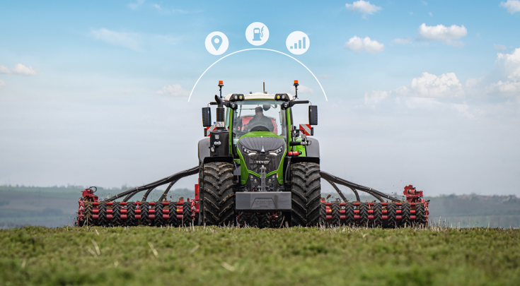 Fendt 1000 Vario esivaade koos külvikukombinatsiooniga ja Smart Farming ikoonid.