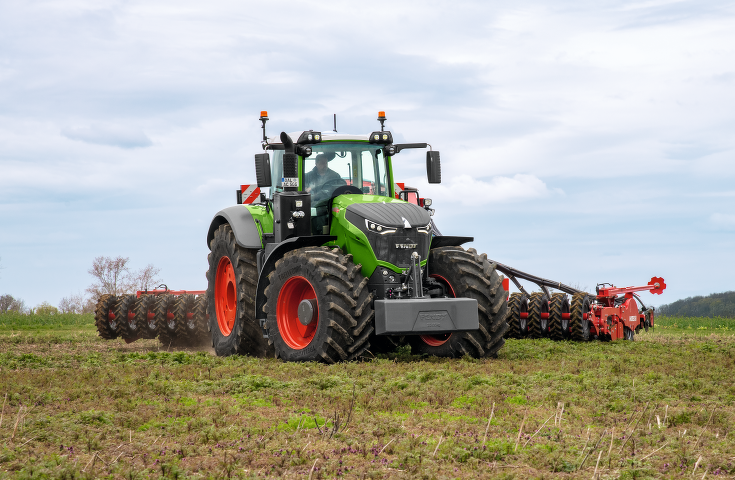 eestvaade traktorist Fendt 1000 Vario ja külviku kombinatsioonist põllul.
