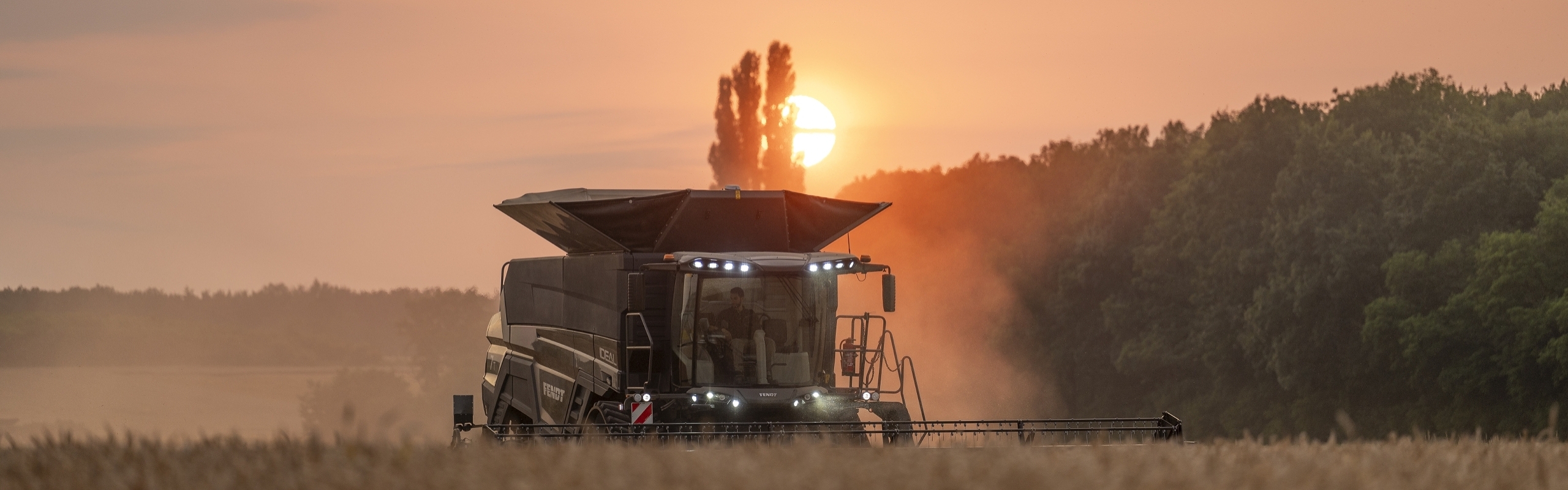 Fendt IDEAL 10 T põllul päikeseloojangul