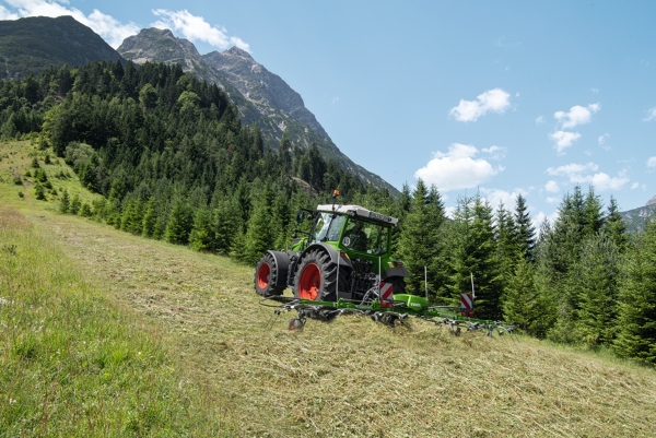 Fendt traktor koos Fendt Twisteriga alpi maastikul