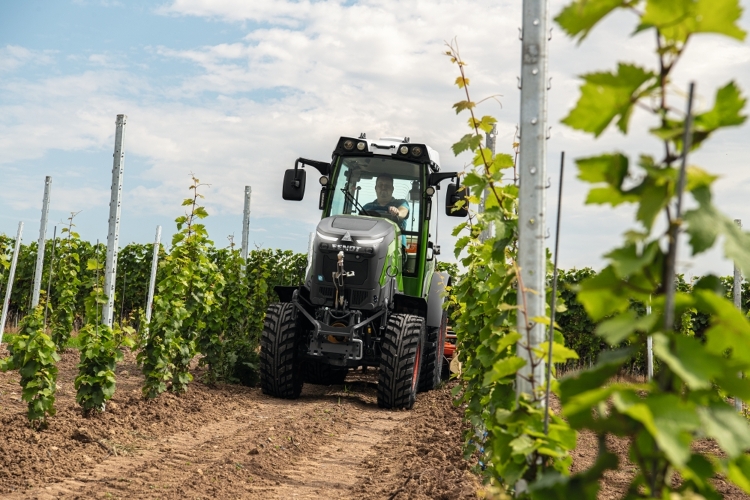 Fendt e100 V Vario sõidab puurmasinaga viinamäel