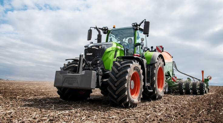 Fendt 700 Vario Gen7 töötab põllul koos külvikutega.