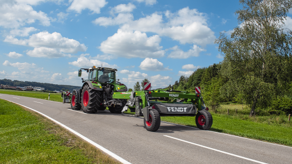 Transpordiveermikuga järelveetav Fendt Slicer rohumaal Transpordiveermikuga ja esiniidukiga järelveetav Fendt Slicer rohumaal. Taustal on näha metsa.