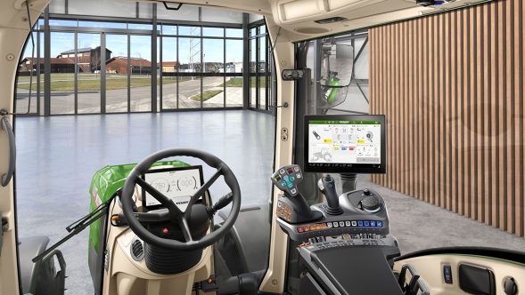 Fendt 300 Vario Gen5 VisioPlus kabiini sisemus ergonoomilise juhtkangi, rooliratta ja suure terminaliga kaasaegse klaasfassaadiga talumiljöö taustal