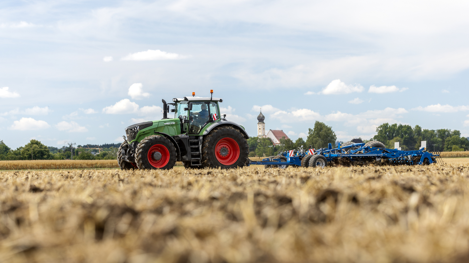 Fendt 1000 Vario Põllumees sõidab vana Fendt 1000 Varioga põllul.