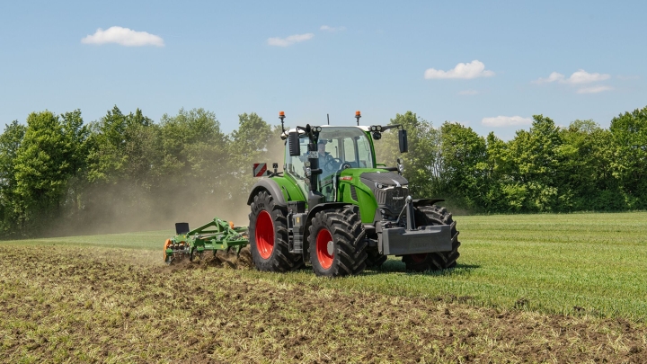 Fendt 700 Vario Gen7 sõidab mullaharimiseks üle põllu