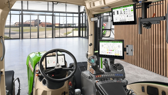 Fendt 700 Vario Gen7 kabiini sisevaade koos rooliratta, juhtimisekraani ja infotainment süsteemiga Terminalis.