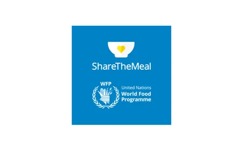 Un logotipo cuadrado de color azul claro en el que se ve un plato blanco con un corazón amarillo, debajo del cual aparece escrito en letras blancas «ShareTheMeal». Debajo se ve el logotipo del Programa Mundial de Alimentos de las Naciones Unidas en blanco