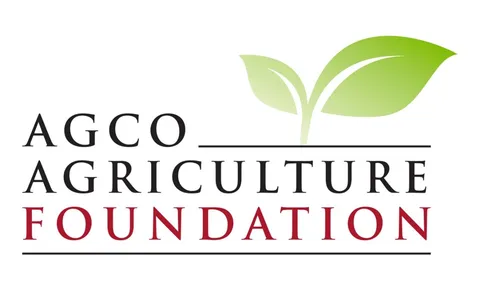 Logotipo con fondo blanco en el que se puede ver la inscripción «AGCO Agriculture Foundation» en negro y rojo. Junto a ella hay una ilustración en verde claro de una pequeña planta.
