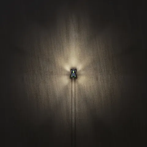Imagen de dron de un Fendt 800 Vario de noche con las luces encendidas – 80%.
