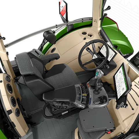 El asiento del conductor, el reposabrazos y el volante se han girado hacia atrás para que el conductor pueda mirar por la ventanilla trasera.