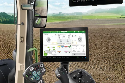 Una foto desde la perspectiva del conductor muestra el joystick multifunción, el joystick 3-L y el terminal en el reposabrazos FendtONE, se ven varias funciones del tractor.