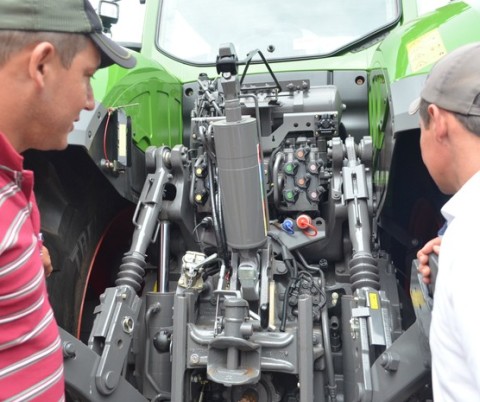 Agricultores brasileños interesados en la novedosa tecnología.