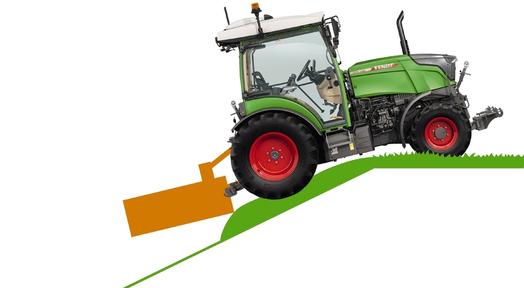 tractor con elevador trasero pasa por encima de una colina, el accesorio no se levanta