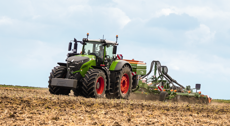 Ein Fendt 1000 VARIO bearbeitet das Feld.