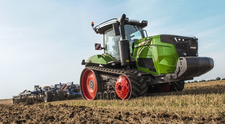 Ein Fendt 900 VARIO MT bearbeitet das Feld.