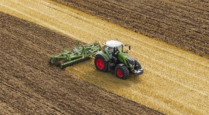 Un Fendt 800 Vario trabaja en el campo.