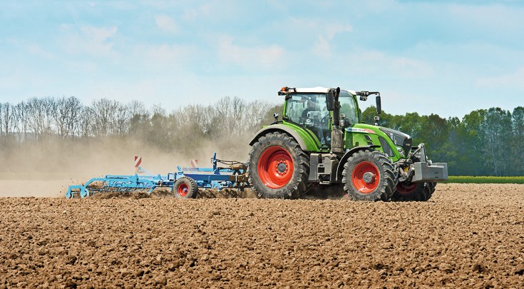 Un Fendt 600 Vario Gen6 trabaja en el campo