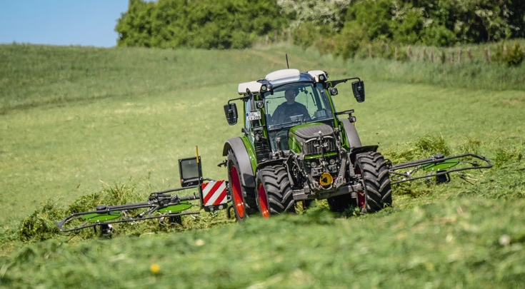 Un Fendt 200 Vario trabaja el campo con una sembradora.