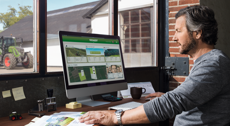 Un hombre sentado frente a su ordenador utilizando Fendt Task Doc.