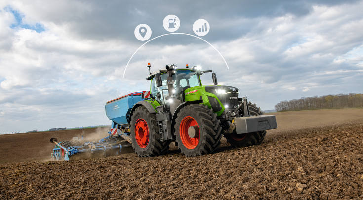 Fendt 900 Vario con una combinación de aperos en campo.