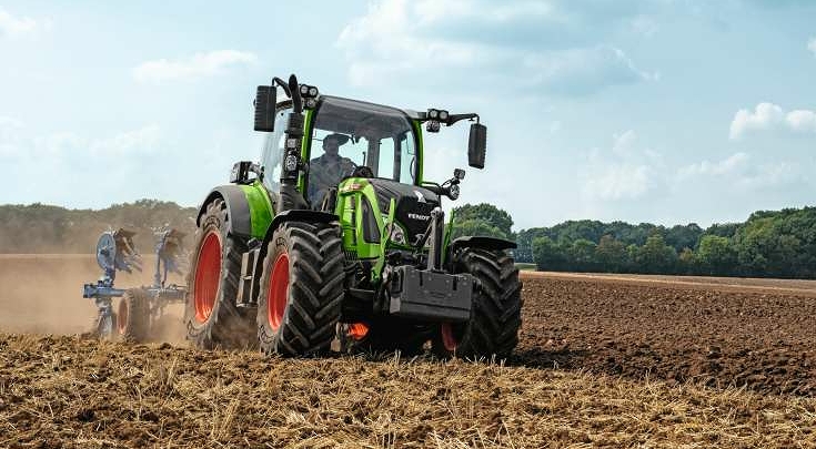 Un Fendt 500 Vario trabaja en el campo.