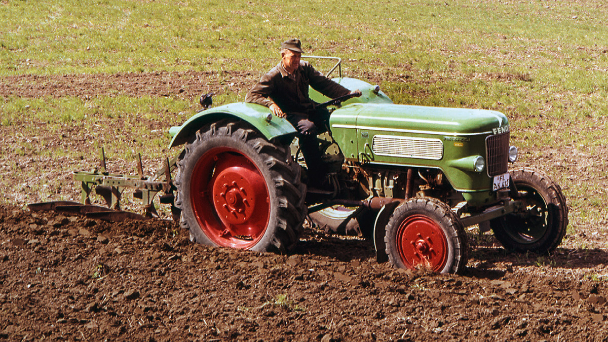 Un agricultor conduciendo un Fendt Favorit en un campo