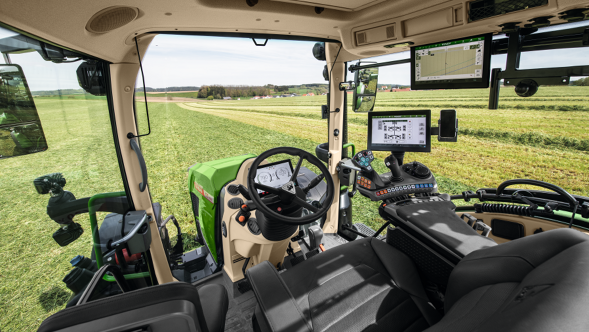 Vista interior de la cabina del modelo Fendt 600 Vario en el campo