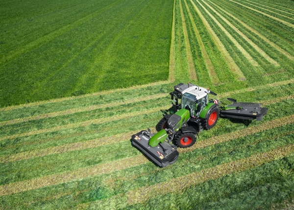 Fendt 600 Vario segando un prado