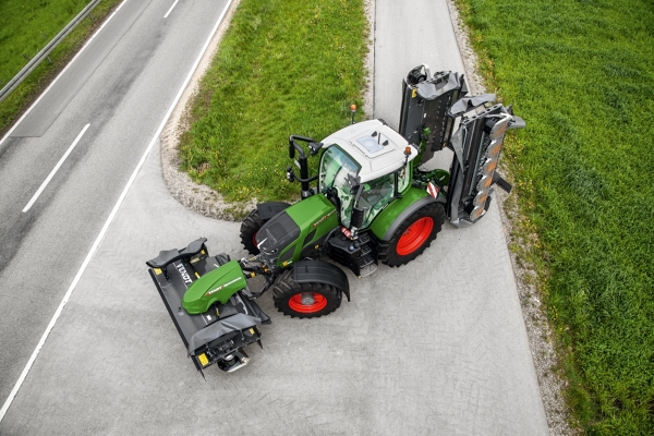 Fendt 600 Vario con combinación de segadoras en una curva cerrada