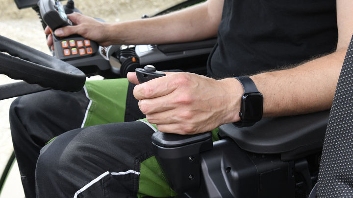 un operador sujeta con la mano el joystick de dirección Fendt ErgoSteer