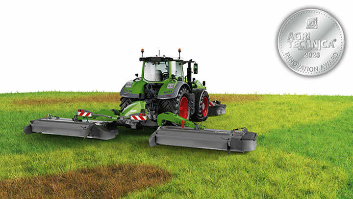 Un tractor Fendt siega con una Fendt Slicer un prado verde, arriba, a la derecha está el logotipo del Innovation Award en plata.