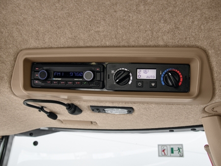 Radio con sistema de manos libres en la cabina del Fendt Rogator 600