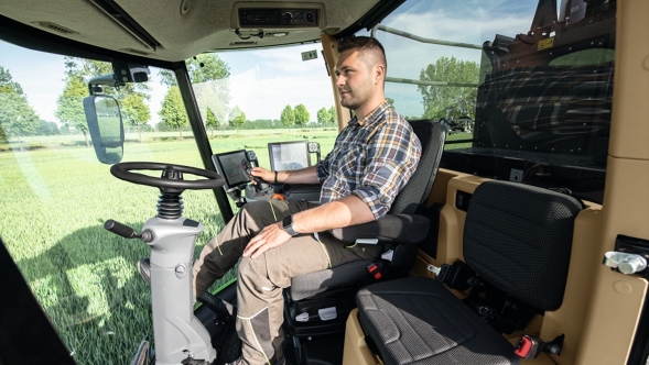 Fendt Rogator 600 Vista interior de la cabina con conductor