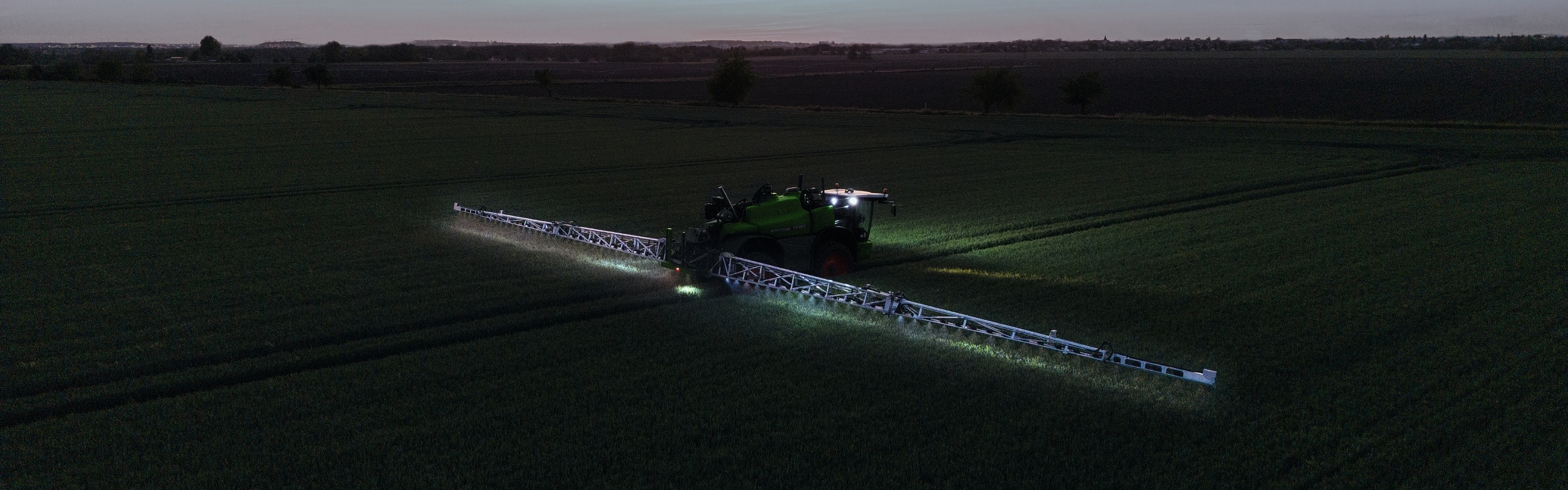 Toma nocturna del Fendt Rogator 600 con iluminació