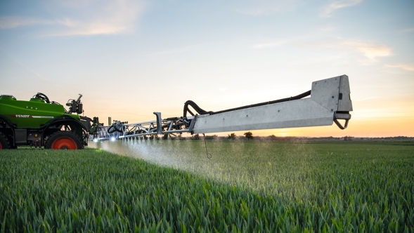 Brazo Fendt Rogator 600 Gen2 al anochecer esparciendo