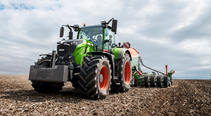 Un Fendt 700 Vario Gen7 trabaja en el campo.