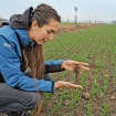 La agricultora Eliska Nováková en el campo