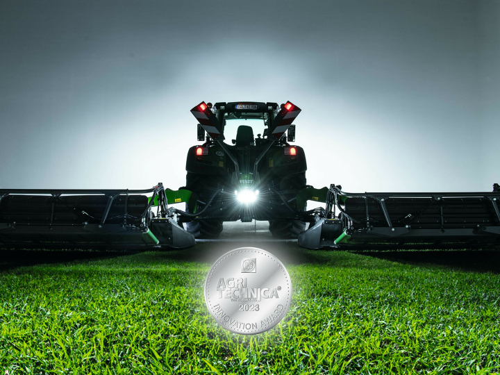 Aún visible en la penumbra: la nueva serie Fendt Slicer 960/1010, galardonada con la medalla de plata de la DLG en Agritechnica 2023.