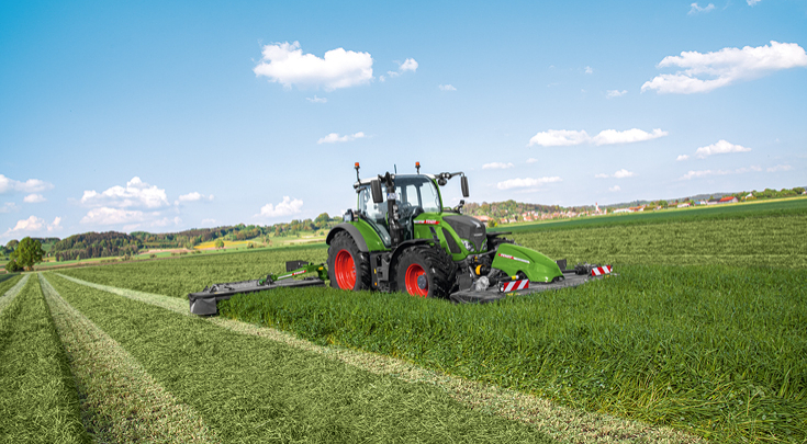 Un Fendt SEGADORAS - SLICER conduce a través de un pasto.