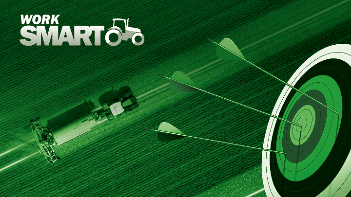 Collage verde de una diana con tres flechas y un tractor Fendt verde circulando por el campo a vista de pájaro. El logotipo de la campaña "SMART work" aparece en la parte superior izquierda.