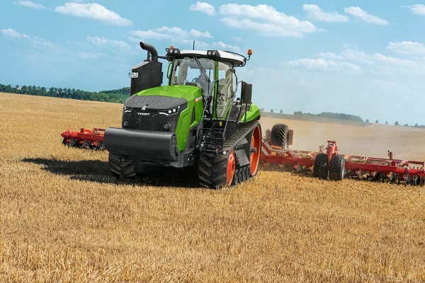 Fendt 1100 Vario MT Un Fendt 1100 Vario MT circulando por un campo.