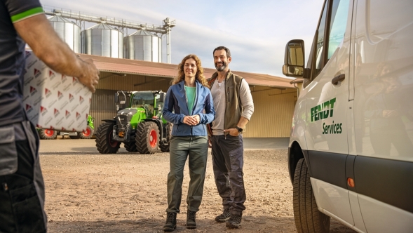 Un agricultor recibe en la entrada de su granja a un empleado del servicio técnico de Fendt.