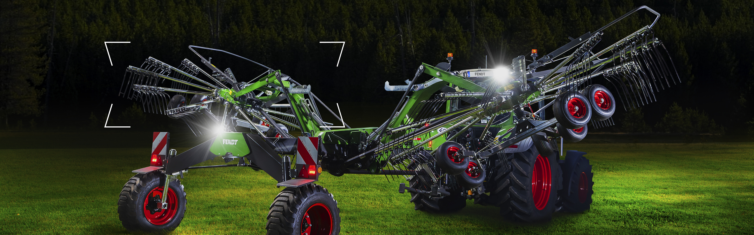 Un Fendt Former se encuentra en un prado verde al atardecer y se escenifica con luz.