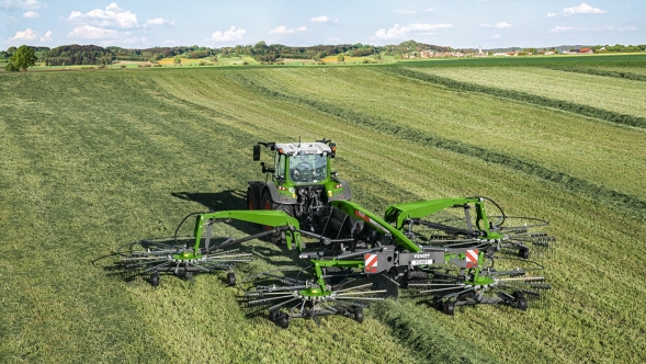 El Fendt Former 14055 PRO trabajando en pastizal Un tractor Fendt verde con Fendt Former 14055 PRO gavillando