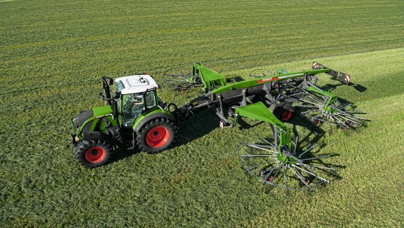 Vista de un tractor Fendt y un Fendt Former Vista de un tractor Fendt verde con Fendt Former 14055 PRO enganchado, trabajando en el campo