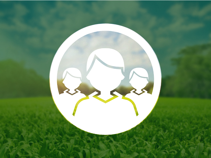 Tres siluetas blancas que representan a empleados se sitúan dentro de un círculo. El fondo muestra una pradera forestal verde bajo un cielo azul, oscurecido fuera del círculo por una capa verde oscura, parcialmente transparente.