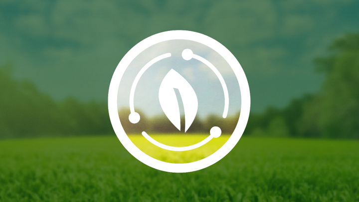 Una sábana blanca, rodeada por tres líneas circulares, yace dentro de un círculo. El fondo muestra una pradera forestal verde bajo un cielo azul, oscurecido fuera del círculo por una capa verde oscura, parcialmente transparente.