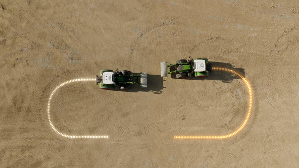 Fendt VarioDrive Dos tractores ecológicos con tecnología VarioDrive demuestran maniobras de giro cerradas en terrenos arenosos
