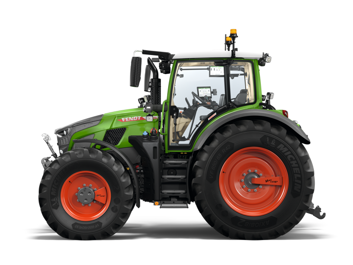 Imagen CGI de un tractor Fendt 600 Vario verde con llantas rojas en un plano lateral.